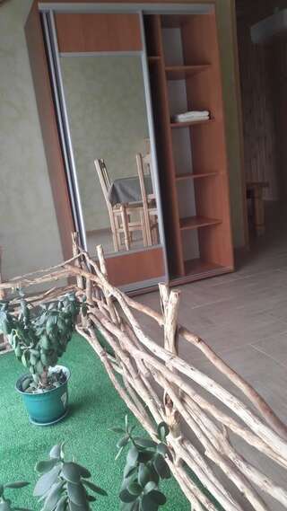 Отель Mini-hotel Yandrusi Каменец-Подольский Четырехместный номер с собственной ванной комнатой-3