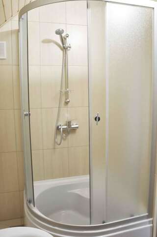 Отель Mini-hotel Yandrusi Каменец-Подольский Четырехместный номер с собственной ванной комнатой-7