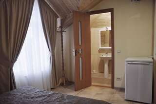 Отель Mini-hotel Yandrusi Каменец-Подольский Четырехместный номер с собственной ванной комнатой-10