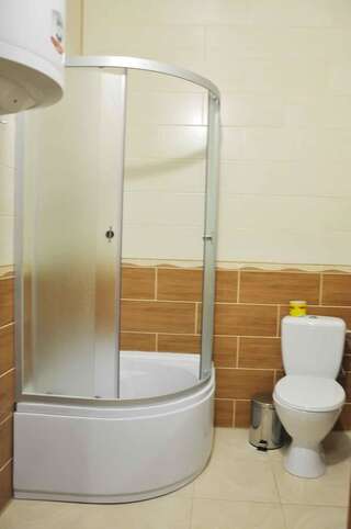 Отель Mini-hotel Yandrusi Каменец-Подольский Четырехместный номер с собственной ванной комнатой-7