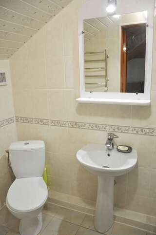 Отель Mini-hotel Yandrusi Каменец-Подольский Четырехместный номер с собственной ванной комнатой-10