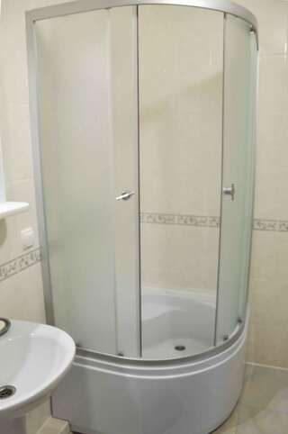 Отель Mini-hotel Yandrusi Каменец-Подольский Четырехместный номер с собственной ванной комнатой-11